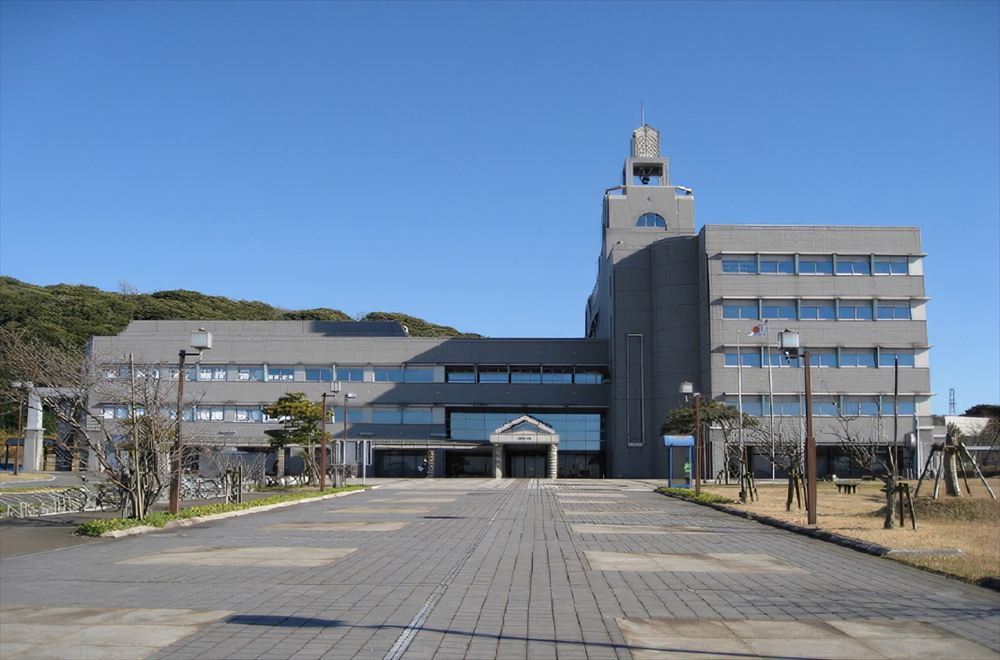 富津市役所まで車で約15分