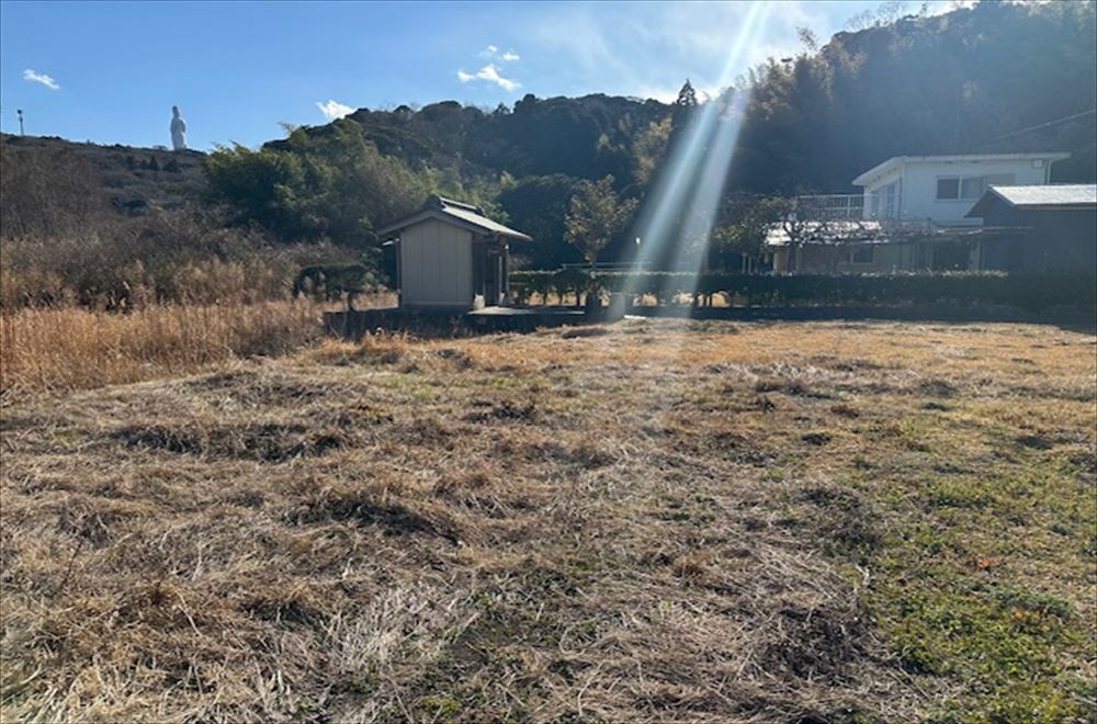 国道から一本入った閑静な住宅地
