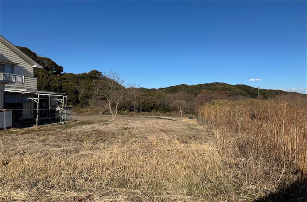 国道から一本入った閑静な住宅地