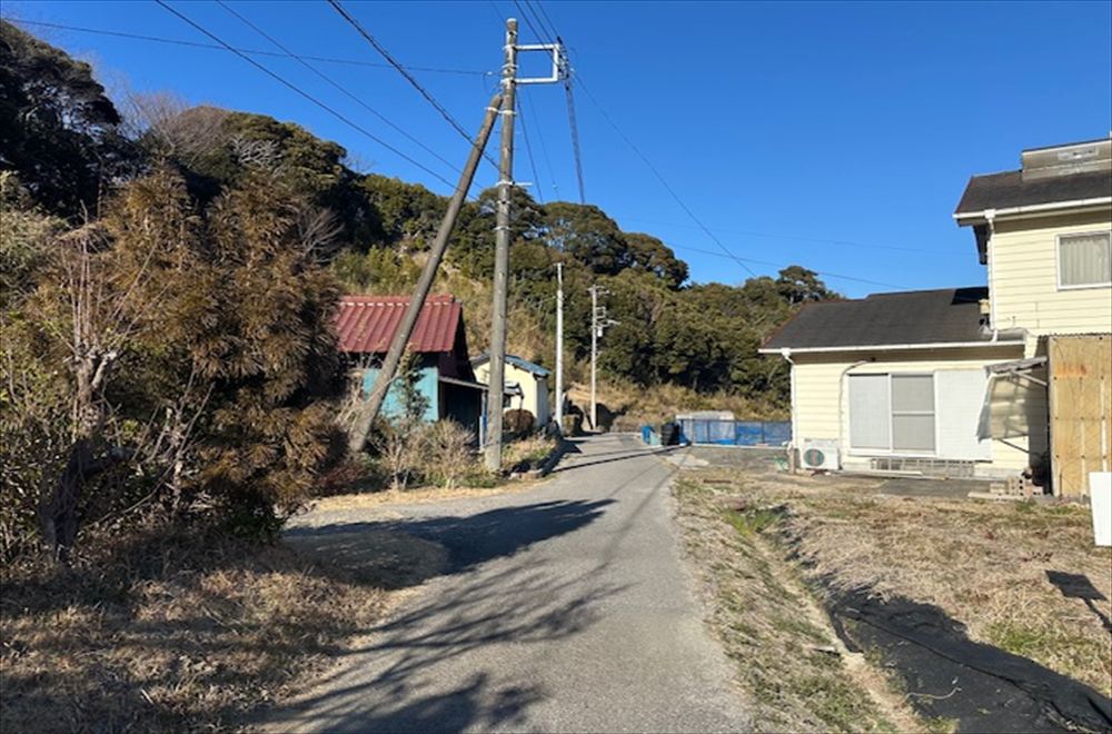 国道から一本入った閑静な住宅地